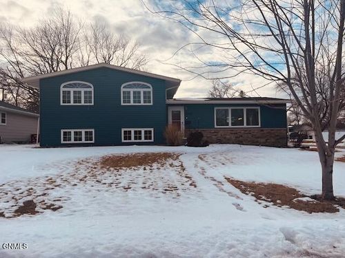 243 14th Ave Ne, Jamestown, ND, 58401-3751 | Card Image