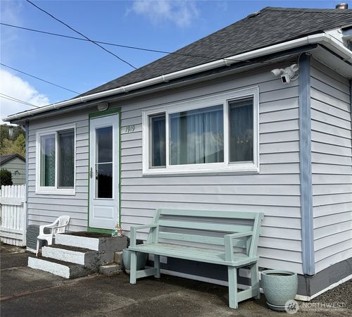 1919 Riddell St, Raymond, WA, 98577-1324 | Card Image