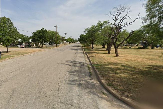 1400 S Concho St, House other with 1 bedrooms, 2 bathrooms and null parking in Coleman TX | Image 8