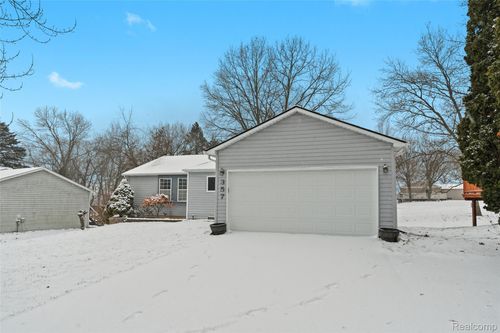 357 Woodlake Dr, Brighton, MI, 48116-2062 | Card Image