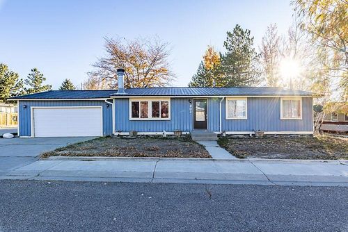 902 Valley St, Rock Springs, WY, 82901-4735 | Card Image