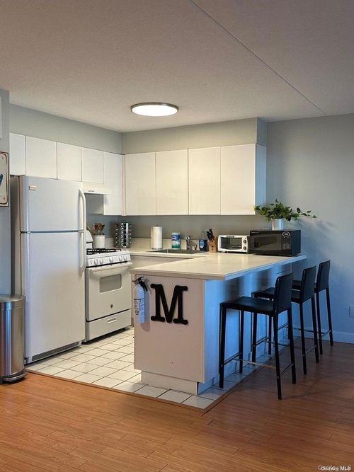 apt-3i-170 W Broadway, Long Beach, NY, 11561-4060 | Card Image