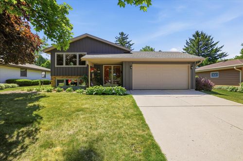 6085 Trail Ridge Dr, Greendale, WI, 53129 | Card Image
