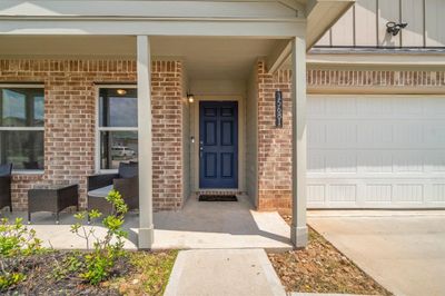 Adorable entrance with room for a table and chairs. | Image 2