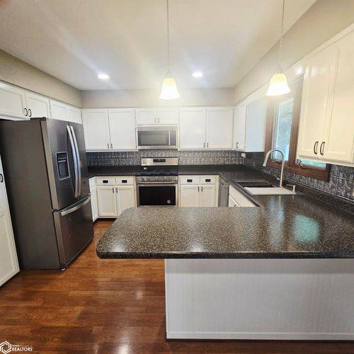 2201 Edmundson Dr, Oskaloosa, IA, 52577-4313 | Card Image