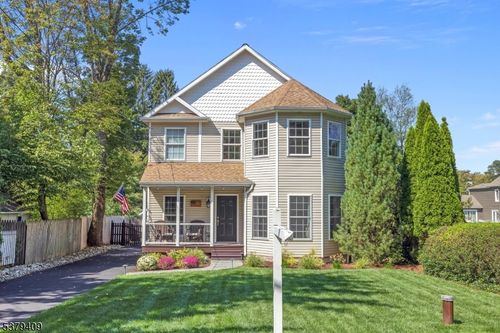 8 Cherry St, Chester, NJ, 07930-2500 | Card Image