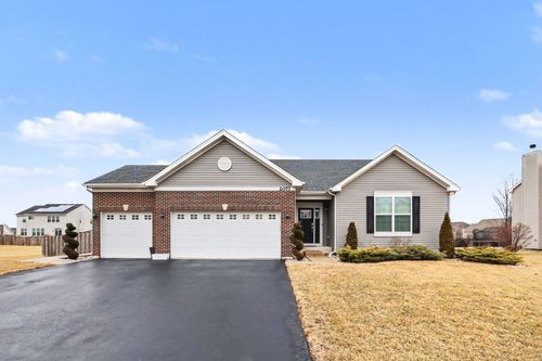 2077 Hearthstone Ave, Yorkville, IL, 60560-8013 | Card Image