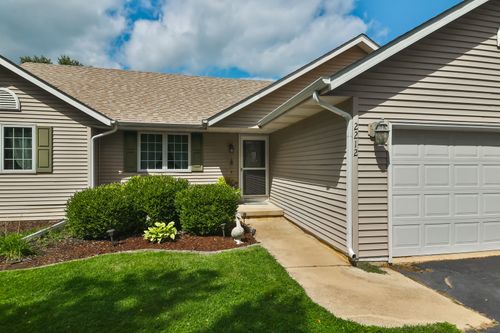 2212 Candlewick Dr Se, Poplar Grove, IL, 61065-8966 | Card Image