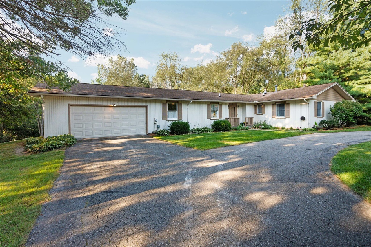 Stoneyfield Ct, Dexter, MI 48130