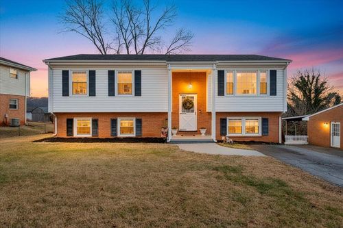 453 Crofton Dr, Vinton, VA, 24179-2326 | Card Image