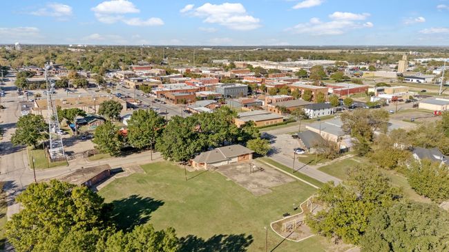 305 W Waco St, Home with 5 bedrooms, 3 bathrooms and 6 parking in Ennis TX | Image 35