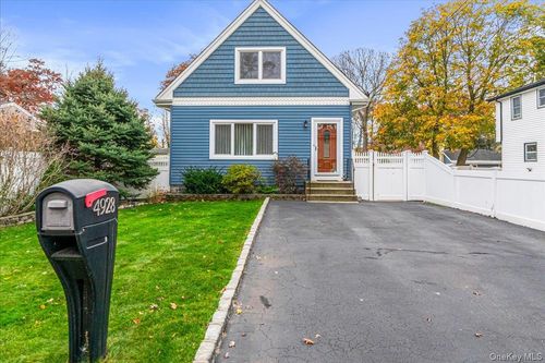 4928 Express Dr S, Ronkonkoma, NY, 11779-5556 | Card Image