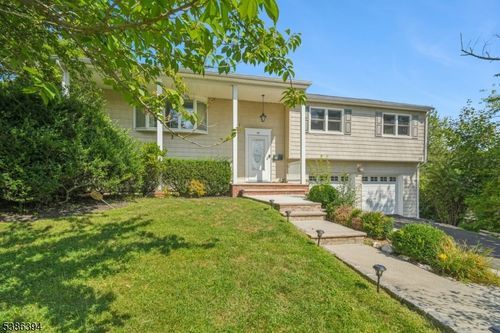 40 Byron Pl, Livingston, NJ, 07039-3756 | Card Image