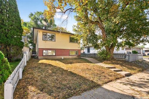 1123 Iroquois St W, Moose Jaw, SK, S6H5C1 | Card Image
