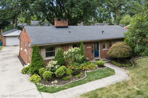 16031 Buckingham Ave, Beverly Hills, MI, 48025-3311 | Card Image