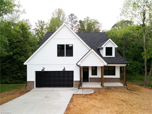 400 Cotswold Ln, King, NC, 27021-8233 | Card Image