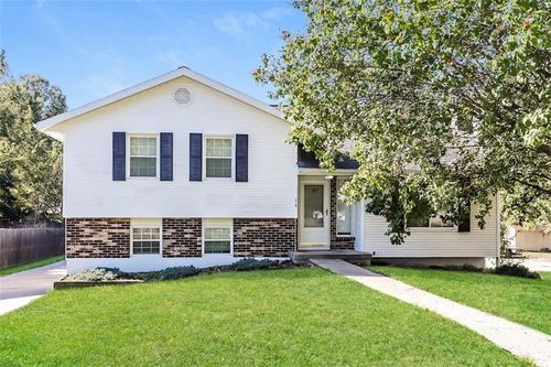 529 Clyde St, Liberty, MO, 64068-2747 | Card Image