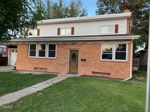 644 8th Ave W, Dickinson, ND, 58601-4741 | Card Image