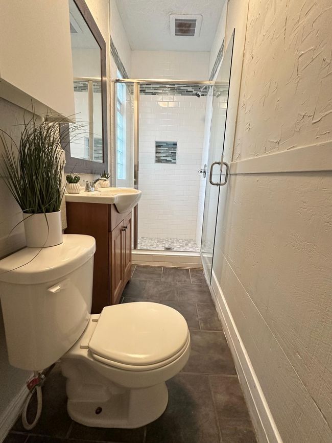 Upper level bathroom | Image 5