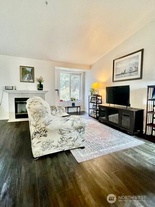 i-203-11002 Se Petrovitsky Rd, Renton, WA, 98055-5637 | Card Image