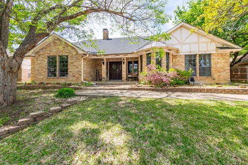 2704 Winding Oaks Dr, Arlington, TX, 76016-1712 | Card Image