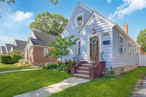 137 Beech St, Valley Stream, NY, 11580-4901 | Card Image