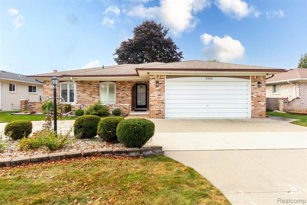 Nadine Dr, Sterling Heights, MI 48310