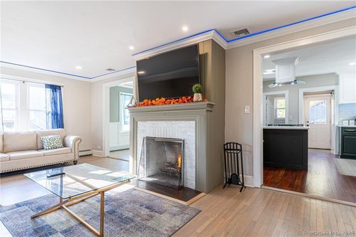 18 Fenway St, Stamford, CT, 06902-2804 | Card Image