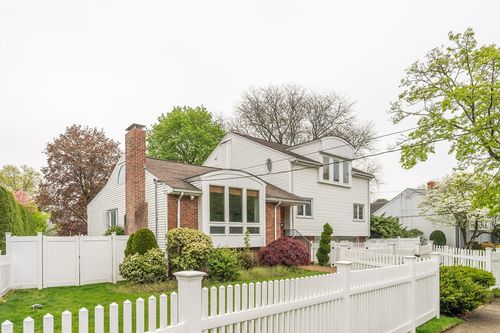 12 Sevland Rd, Newton, MA, 02459-2840 | Card Image