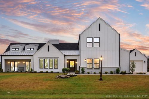 5927 N Meadows Ridge Rd, Owasso, OK, 74055-8241 | Card Image