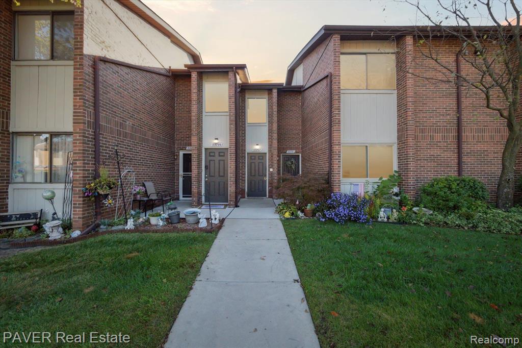 Pondview Cir, Livonia, MI 48152