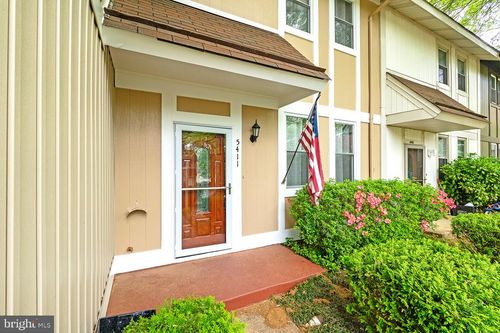 5411 Crossrail Dr, BURKE, VA, 22015-1812 | Card Image