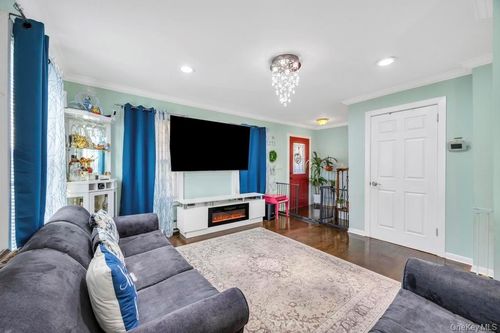 8 Madison Ave, Glen Cove, NY, 11542-2418 | Card Image