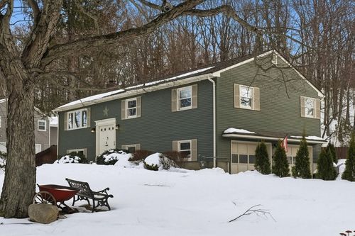 28 Old Jarvis Ave, Holyoke, MA, 01040-1800 | Card Image