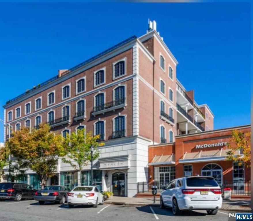 Residential Lease in Englewood