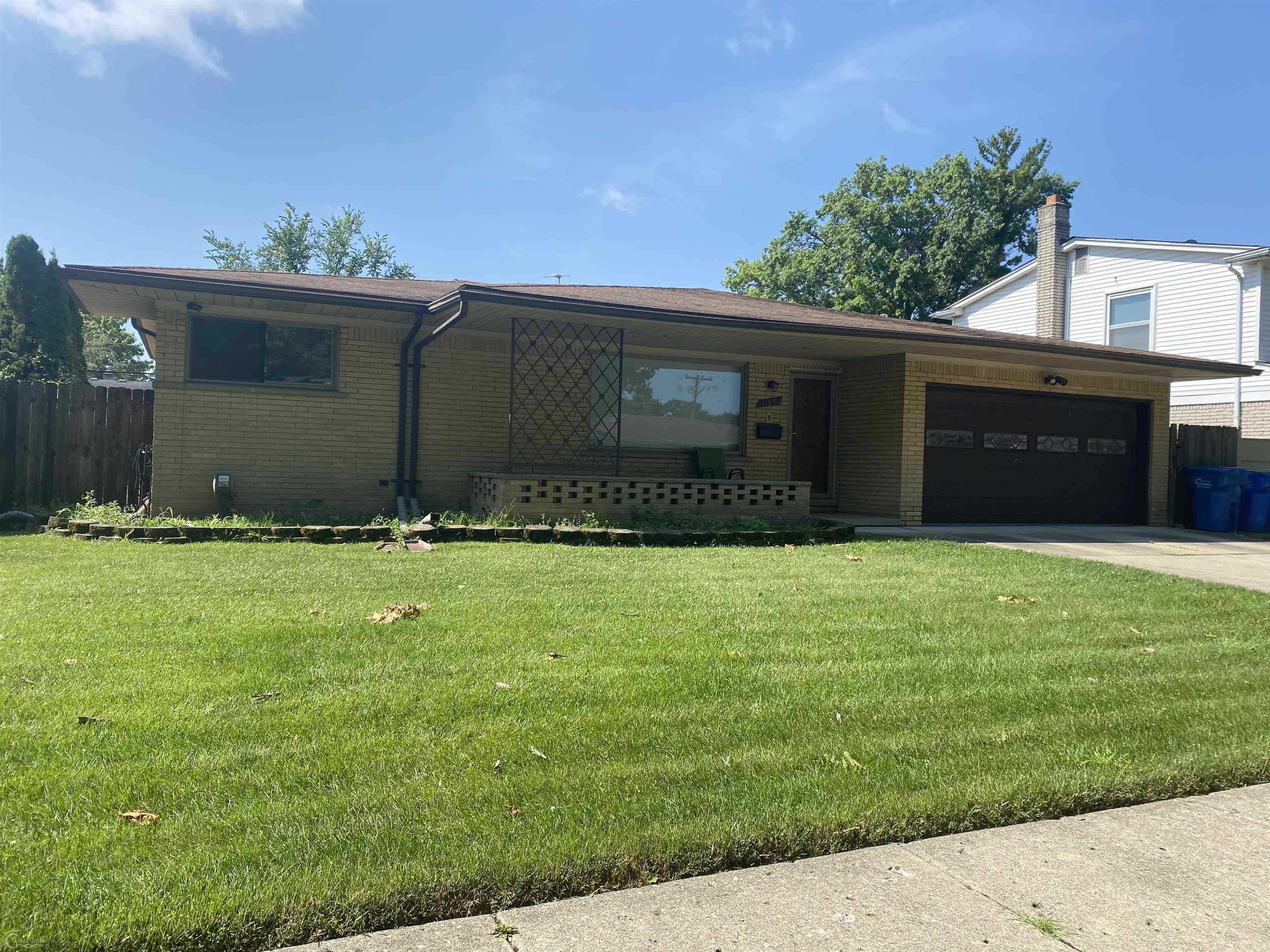 Meadowbrook Dr, Warren, MI 48093