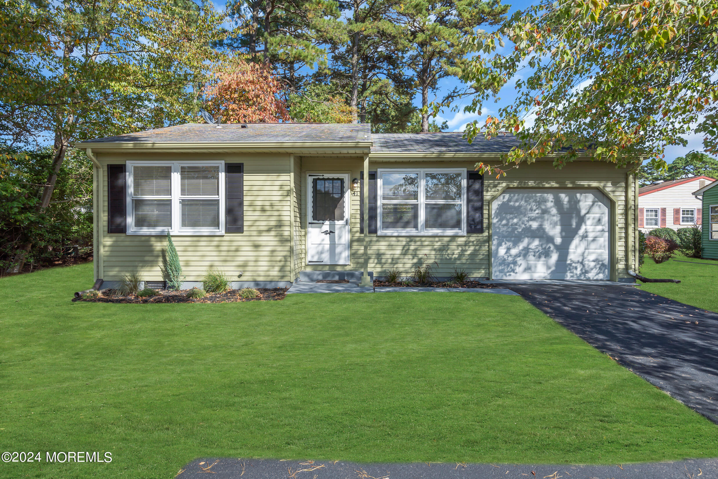 Hummingbird Ln, Whiting, NJ 08759