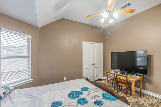 Bedroom with vaulted ceiling and ceiling fan | Image 29