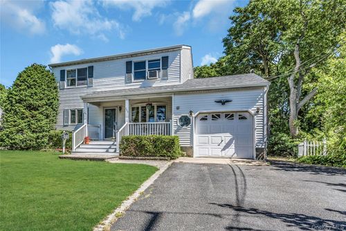 735 Muncey Rd, West Islip, NY, 11795-1532 | Card Image