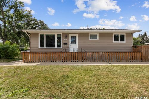 W - 802 31 St St W, House with 5 bedrooms, 2 bathrooms and 2 parking in Saskatoon SK | Card Image