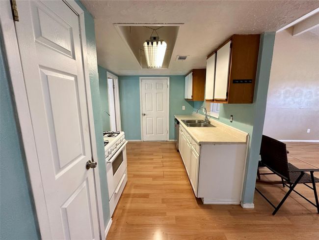 1820 Aspen Ln, House other with 3 bedrooms, 2 bathrooms and 2 parking in Seabrook TX | Image 4
