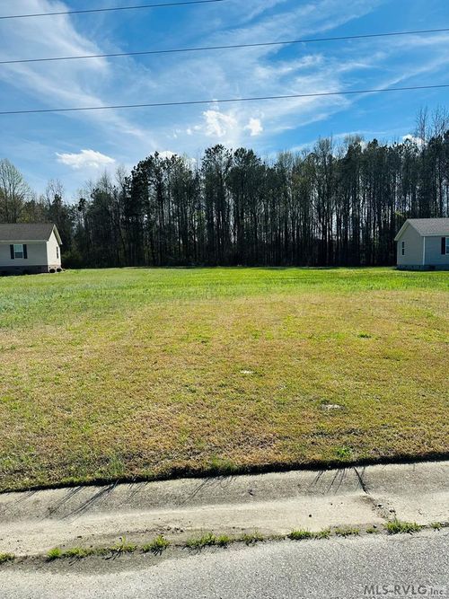 127 Pinewood Dr, Ahoskie, NC, 27910-9014 | Card Image