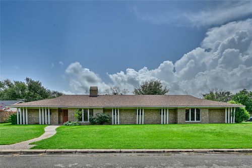 687 Bending Oaks Dr, Bellville, TX, 77418-3209 | Card Image