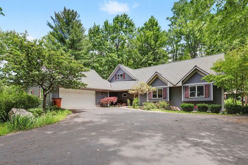 10735 Brown Lake Dr, Rockford, MI, 49341-8530 | Card Image