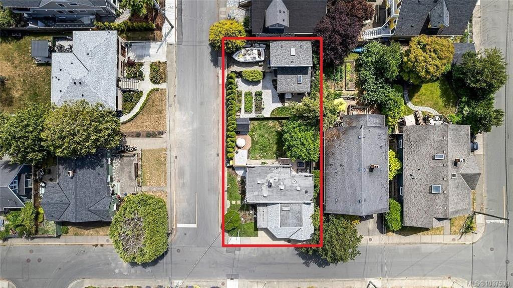1779 Lillian Rd, Pending in Victoria - eXp Realty