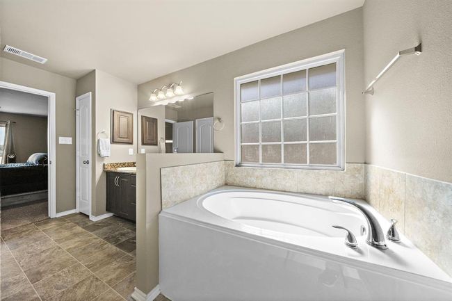 Primary Bathroom | Image 13