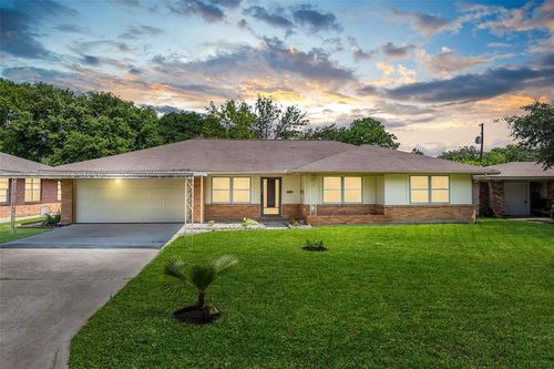 9724 Long Branch Ln, Houston, TX, 77055-6102 | Card Image