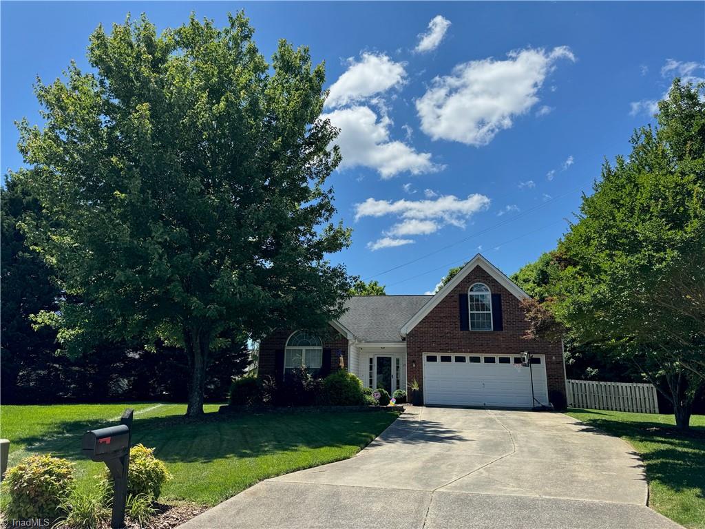 Queenswood Ln, Jamestown, NC 27282