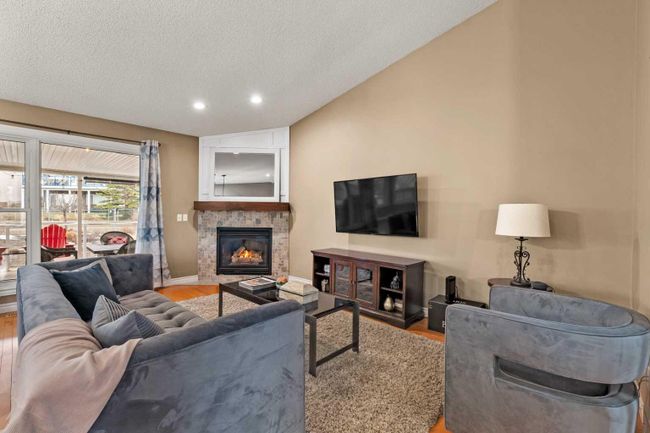 755 Hawkside Mews Nw, Home with 4 bedrooms, 3 bathrooms and 4 parking in Calgary AB | Image 17
