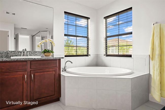 Master soaker tub | Image 34